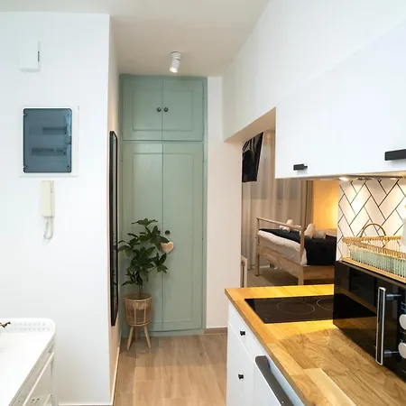 Kolonaki Semi-basement For 3 Pers